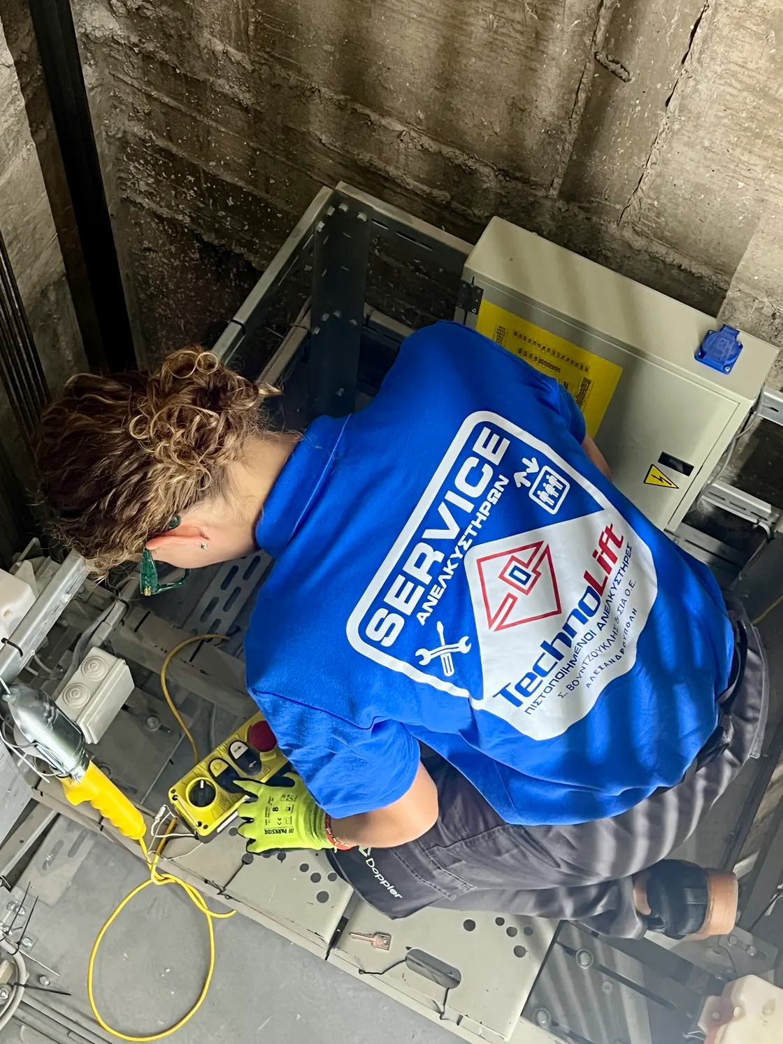 Τεχνικός service της Techno Lift σε συντήρηση ανελκυστήρα