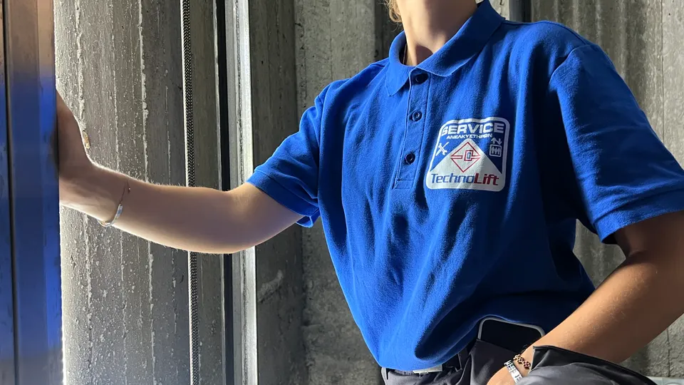 Τεχνικός υποστήριξης της Techno Lift με στολή service