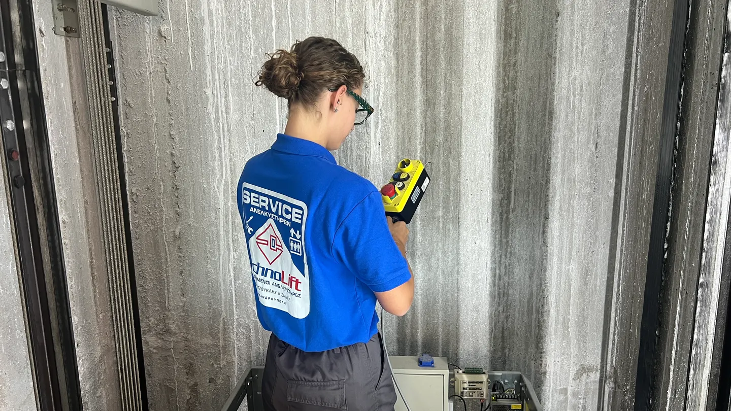 Τεχνικός της Techno Lift εν ώρα εργασίας σε φρεάτιο ανελκυστήρα
